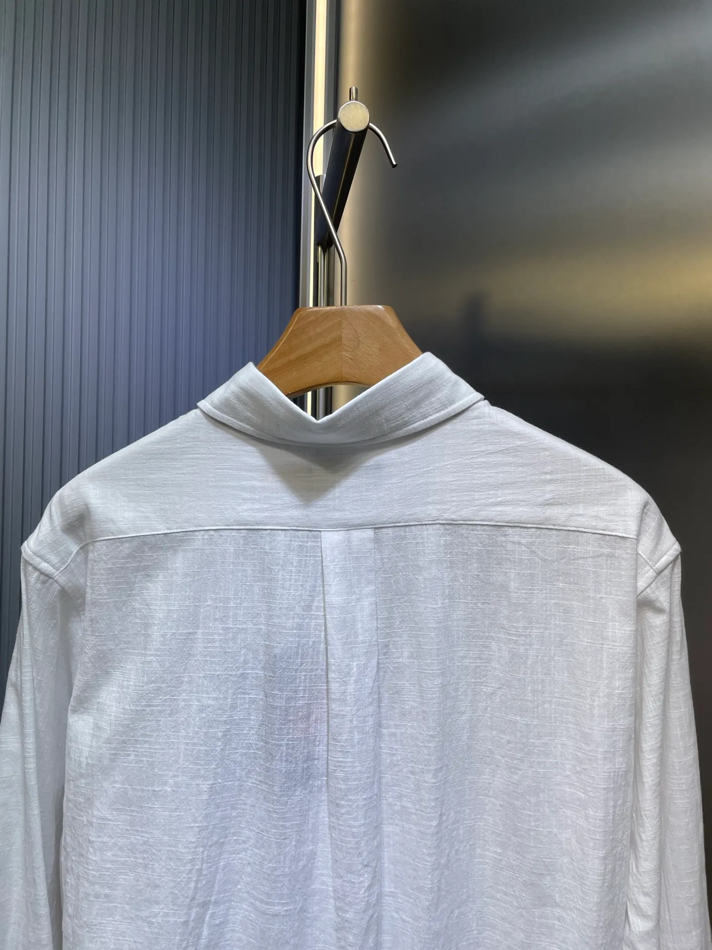 P430 Ralph Lauren 🌟[Top Original] Embroidered linen shirt. Selected high-quality linen material with natural texture and breathability. Tight and smooth, comfortable and close to the skin. Stunning appearance with a touch of pure white. The iconic pony embroidery is like a smart note jumping on the white canvas. Simple but highly recognizable. The clever design of the outer pleated split back shoulder adds a sense of agility and detachment in a minimalist shape. Contains the soul of fashion. Process 1: Adopt imported machine embroidery technology and use advanced computer control systems and precision mechanical components to achieve the iconic pony embroidery operation with high precision and smooth and delicate lines. Process 2: Adopt side-turning buried clamp stitching process, which is smooth and tidy. Process 3: The fabrics have been washed and have a better hand feel. Not easy to deform, not easy to shrink, not easy to fade, and maintain long-term beauty. Accessories: Customized 1:1 thick plate resin buckle Customized 1:1 Ralph Lauren trademark Fit: Loose fit Size: S M L XL